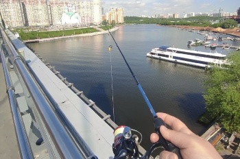 Спиннинговая рыбалка на Москва реке.
